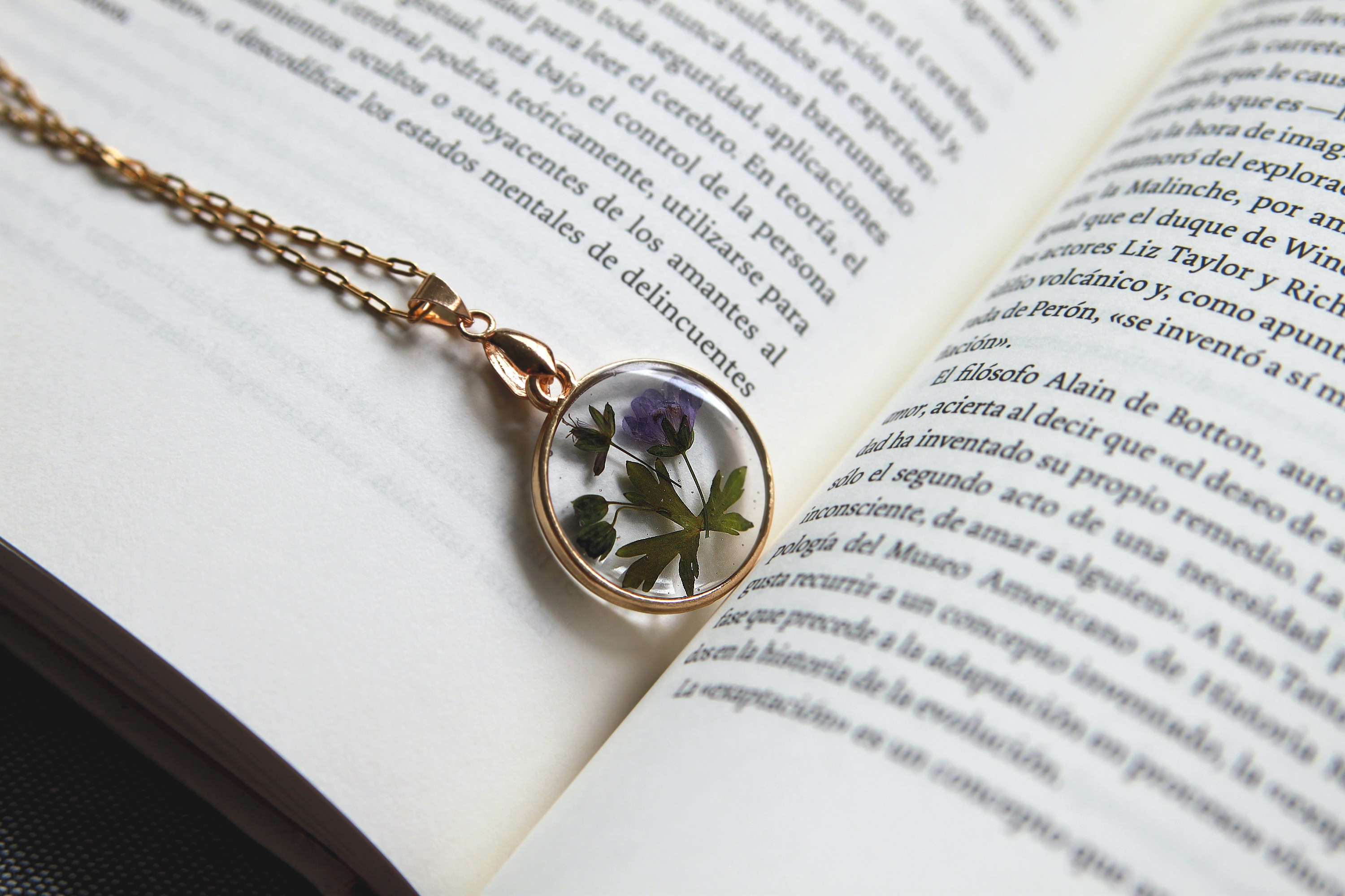 Anhänger rund golden mit eingegossenen Blüten