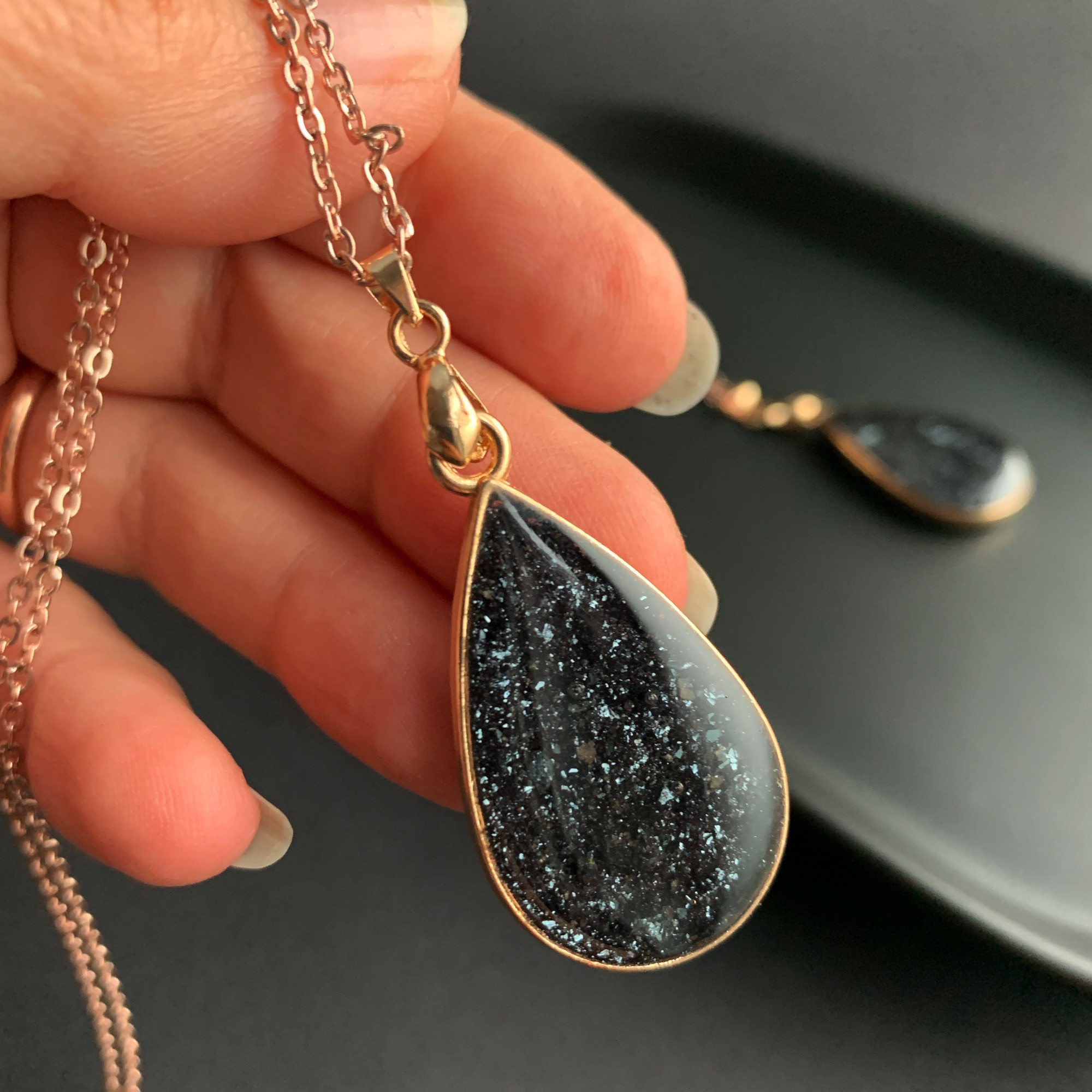 Anhänger tropfenförmig mit Hämatit