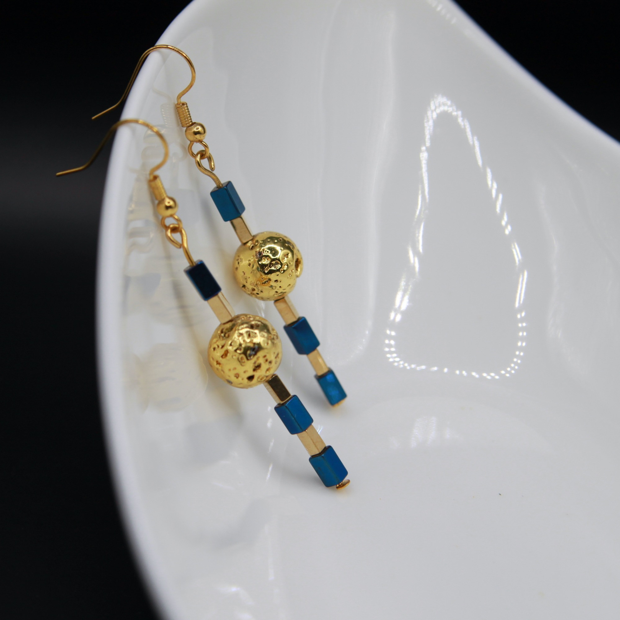 Ohrhänger, Hämatit und Lavastein vergoldet