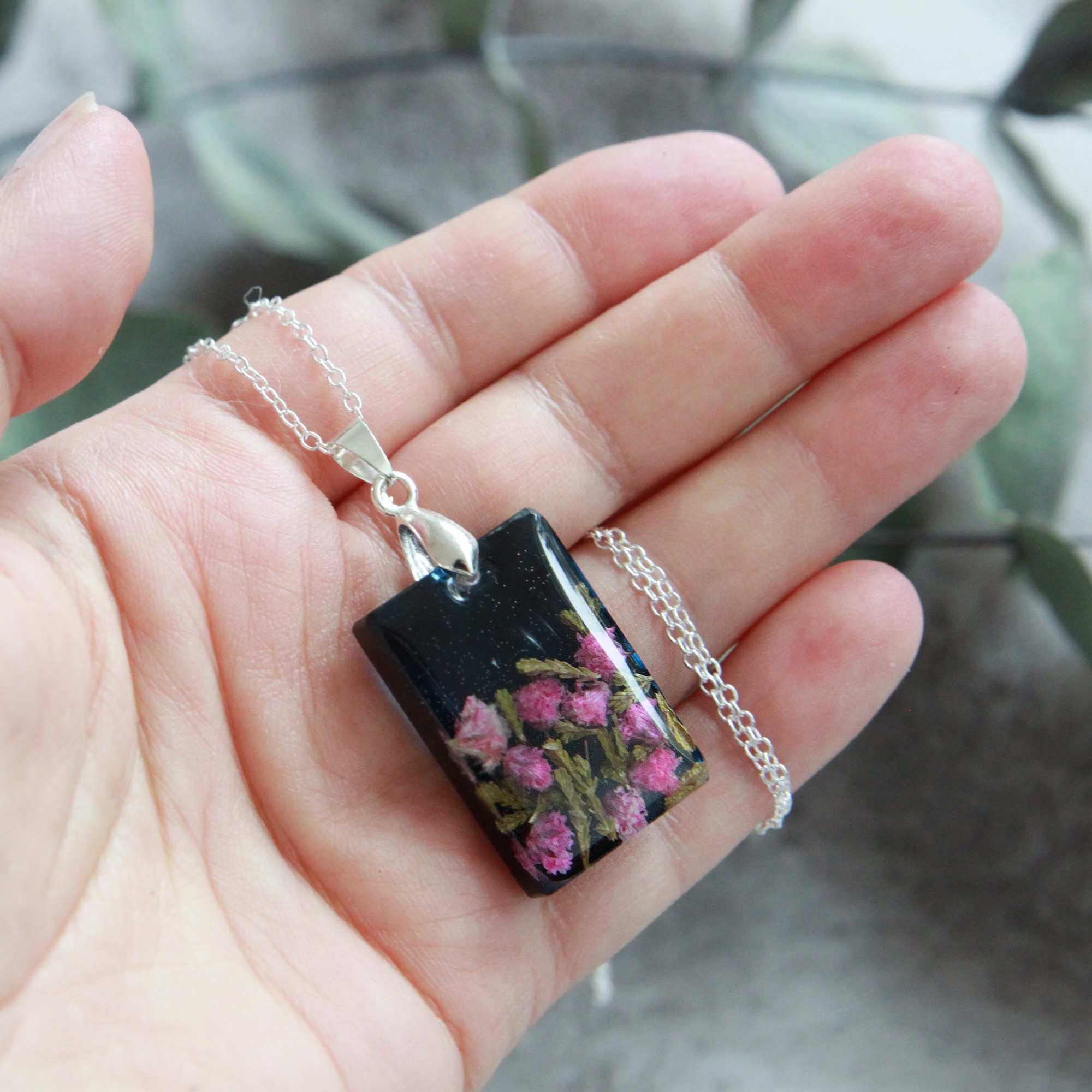 Anhänger rechteckig mit eingegossenen rosa Blüten
