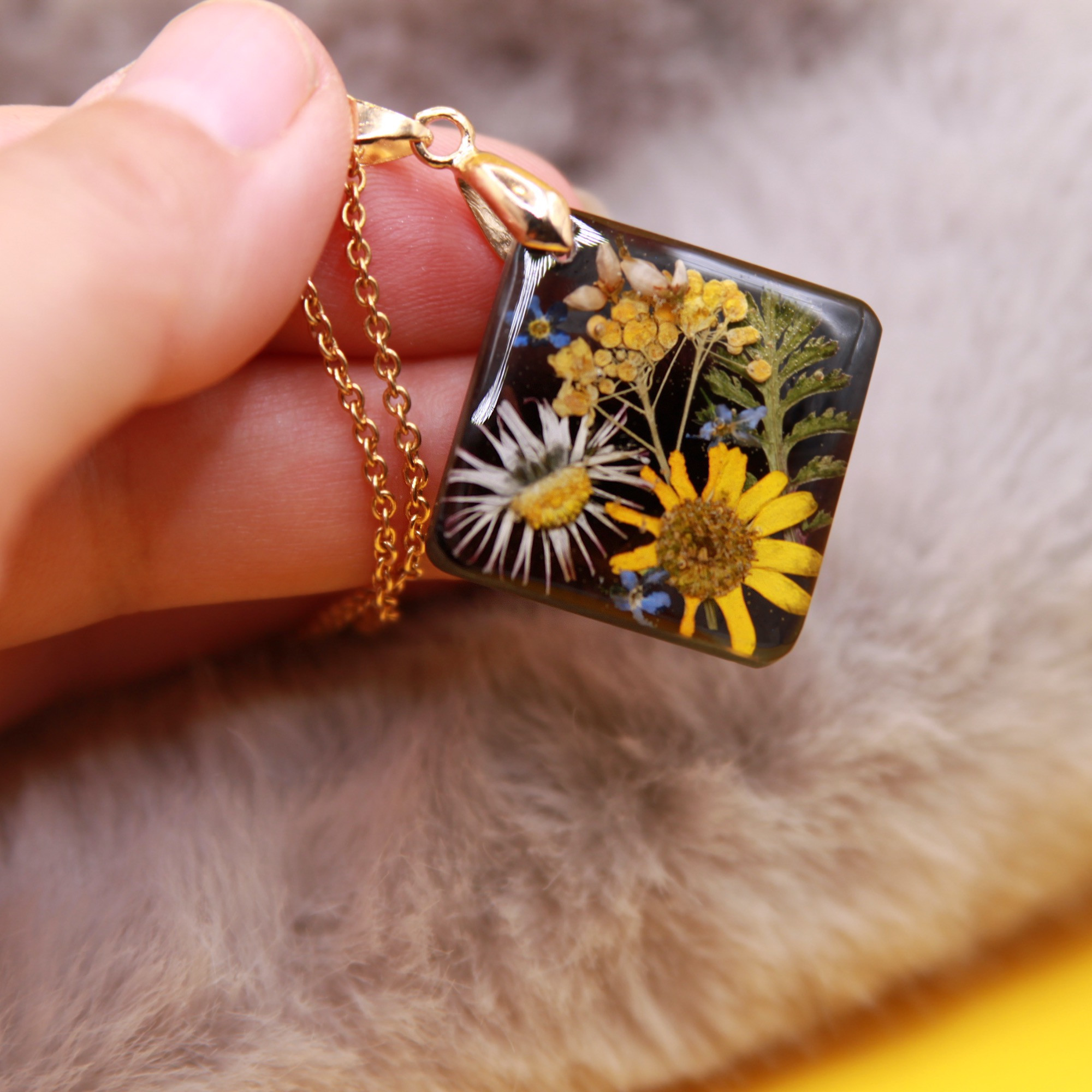 Anhänger, quadratisch, Blüten in Harz auf schwarz