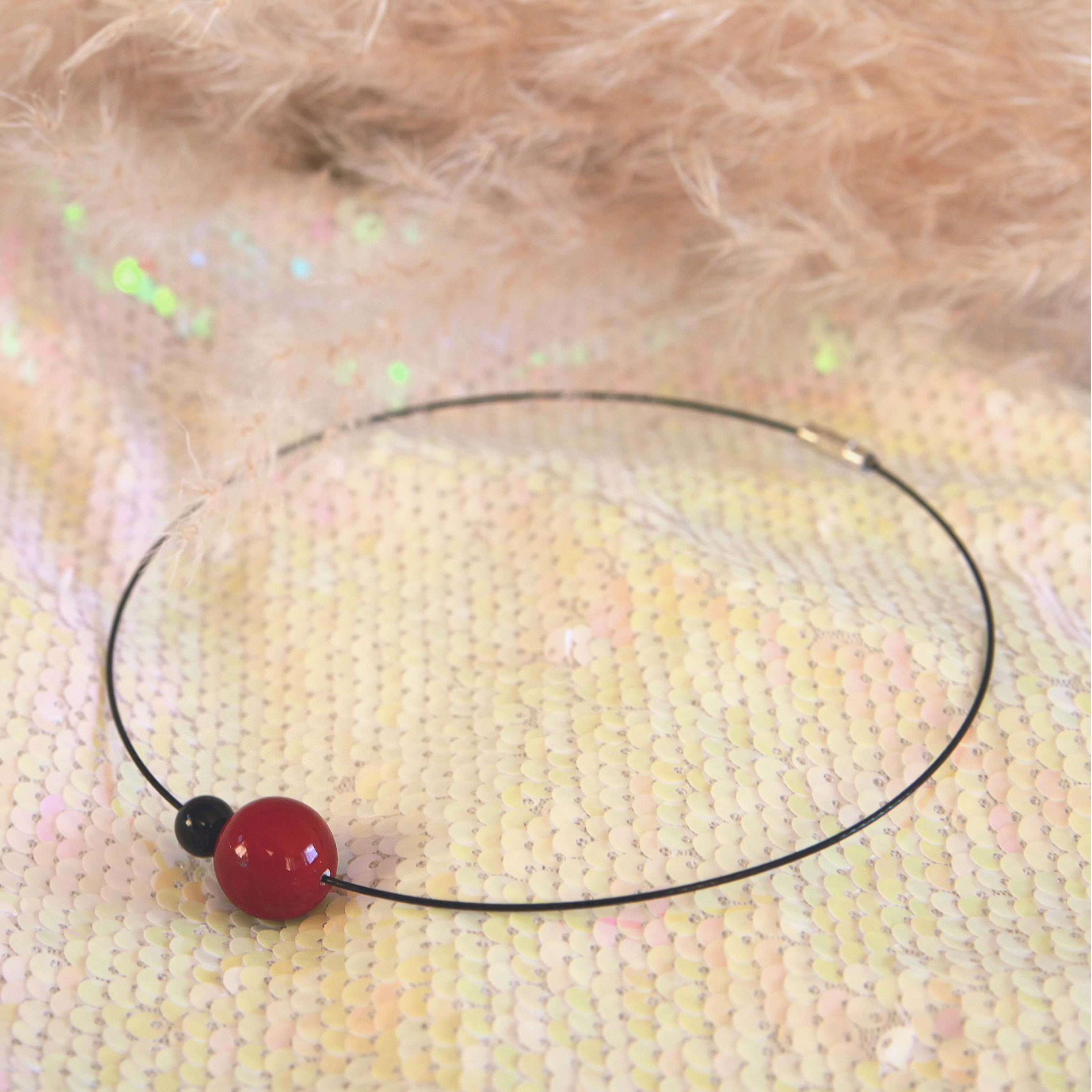 Halskette mit planetenartigen Perlen