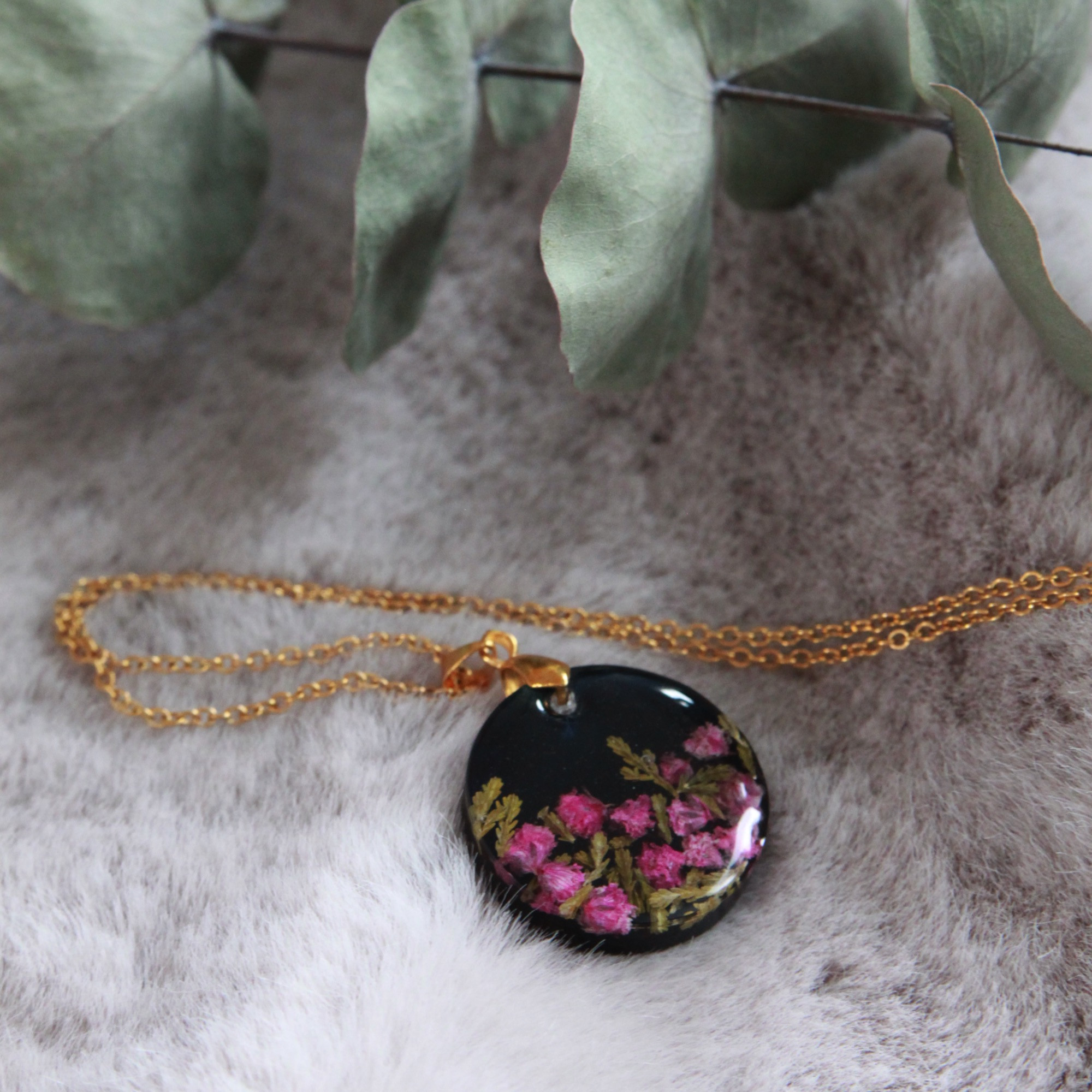 Anhänger rund mit eingegossenen rosa Blüten