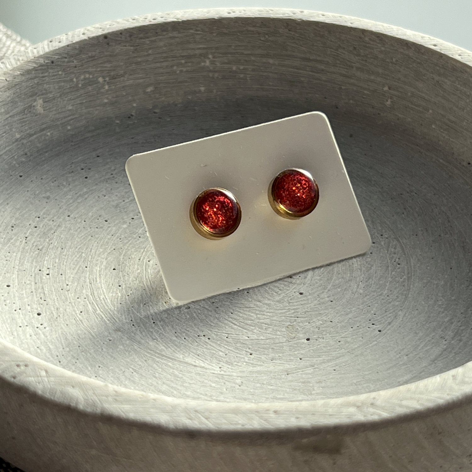 Ohrstecker, rund, rot, vergoldet, klein, mit Rand