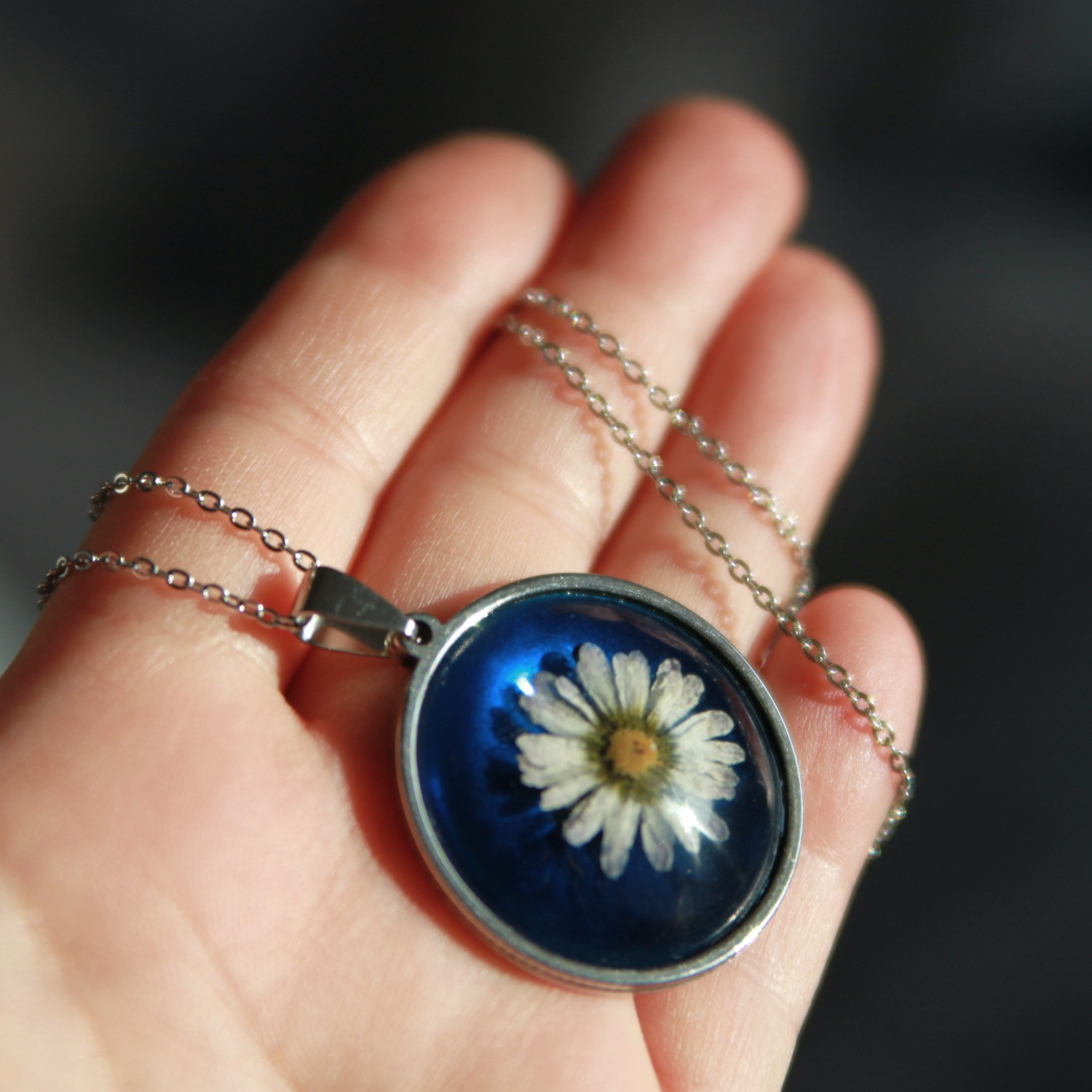 Halskette mit eingegossenem Gänseblümchen