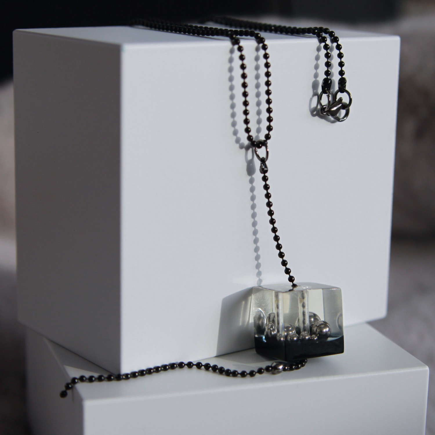 Halskette mit Anhänger Harz-Kugeln