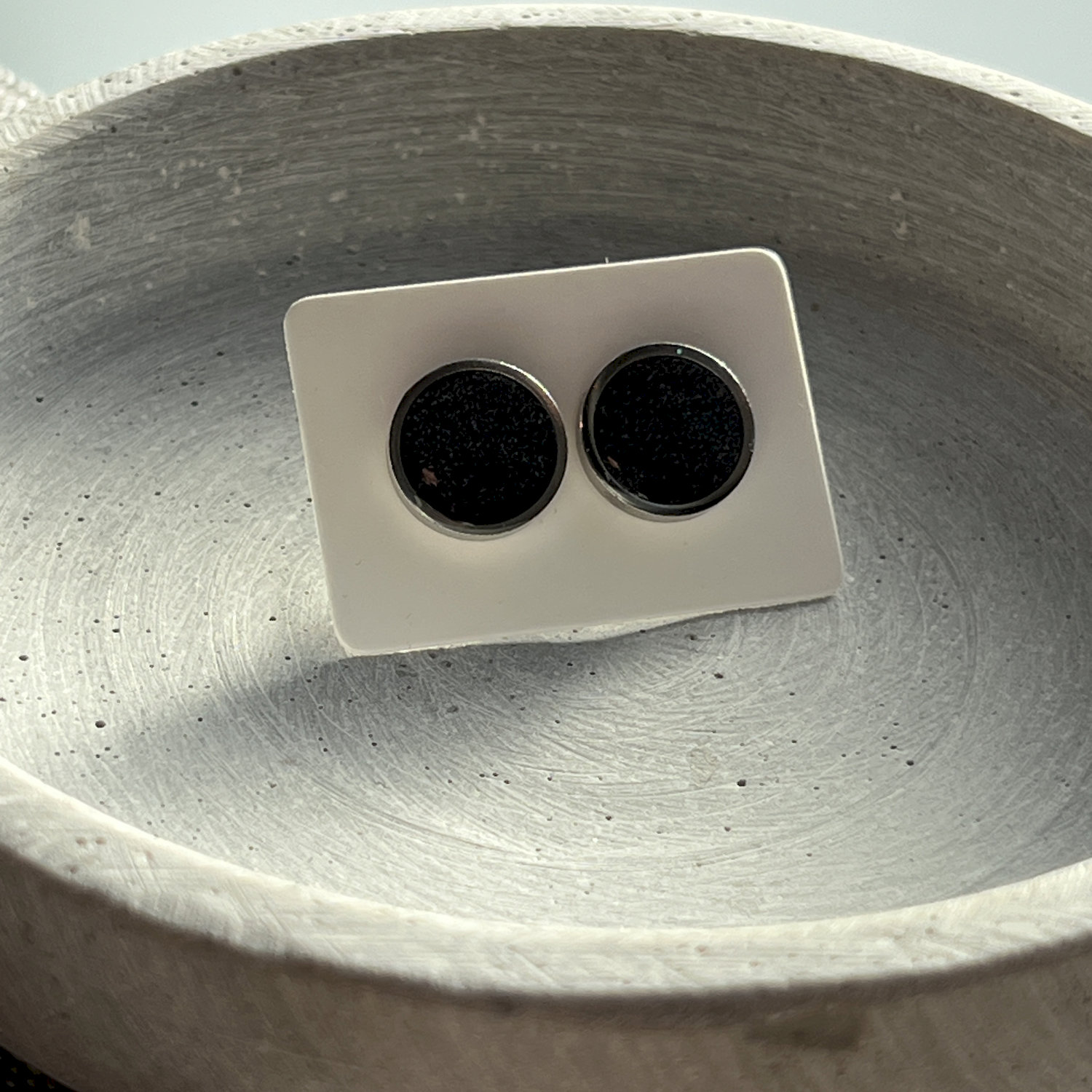 Ohrstecker, rund, schwarz, Edelstahl, groß, mit Rand