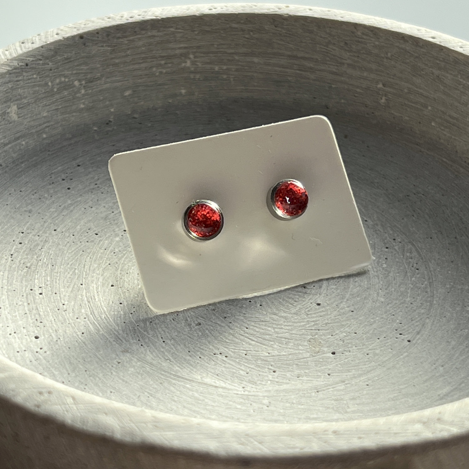 Ohrstecker, rund, rot, Edelstahl, klein, mit Rand