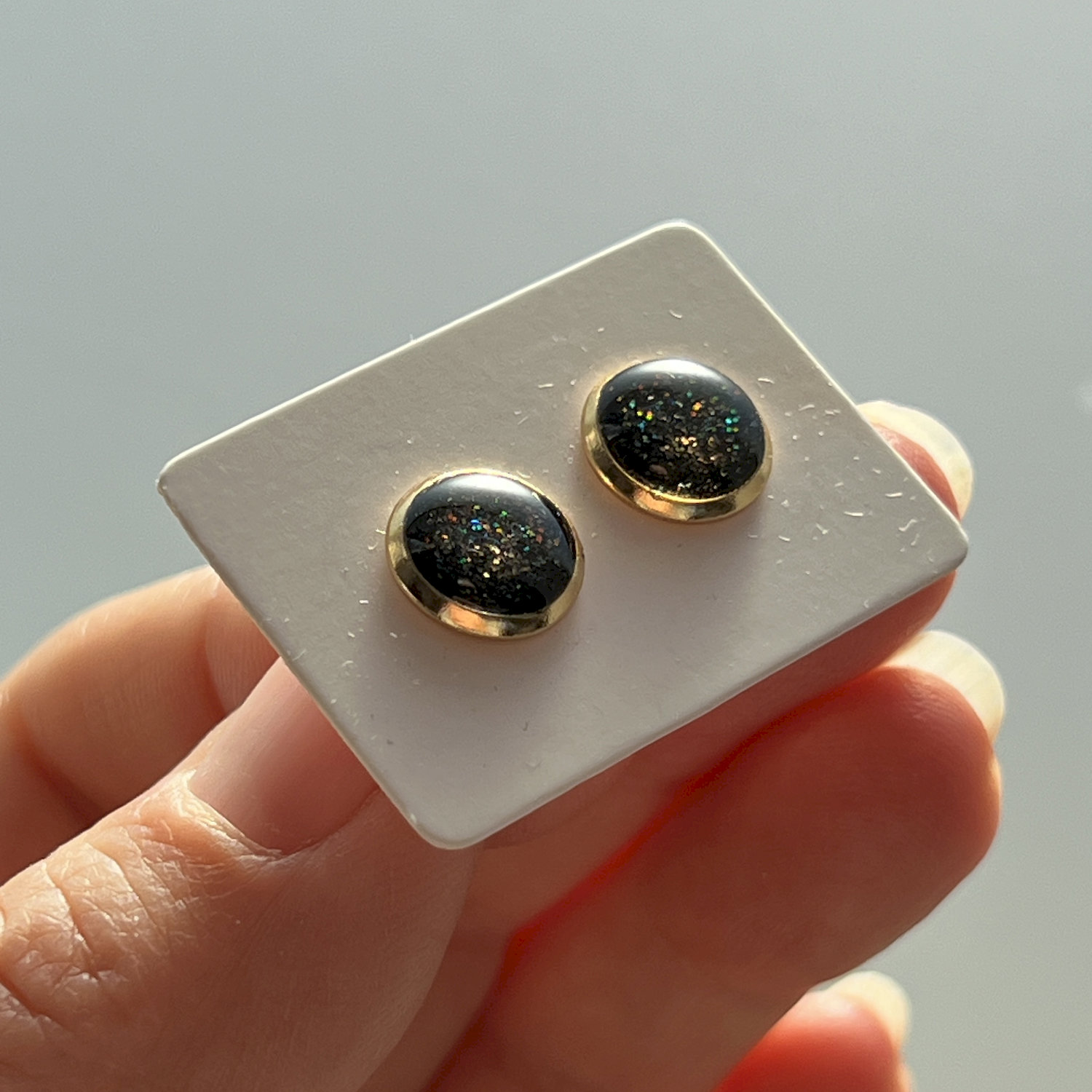 Ohrstecker, rund, schwarz, vergoldet, mittel, mit Rand