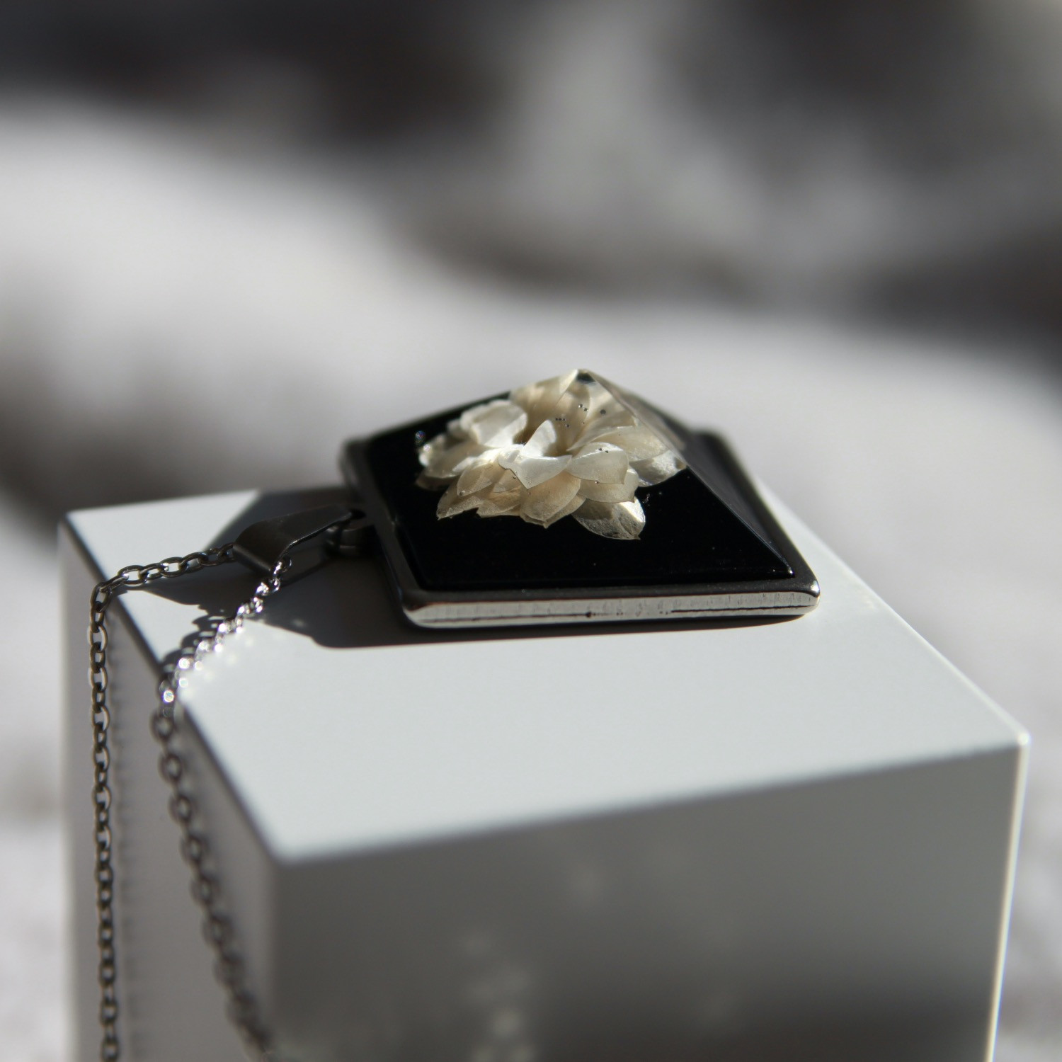 Halskette in Pyramidenform mit eingegossener Blüte