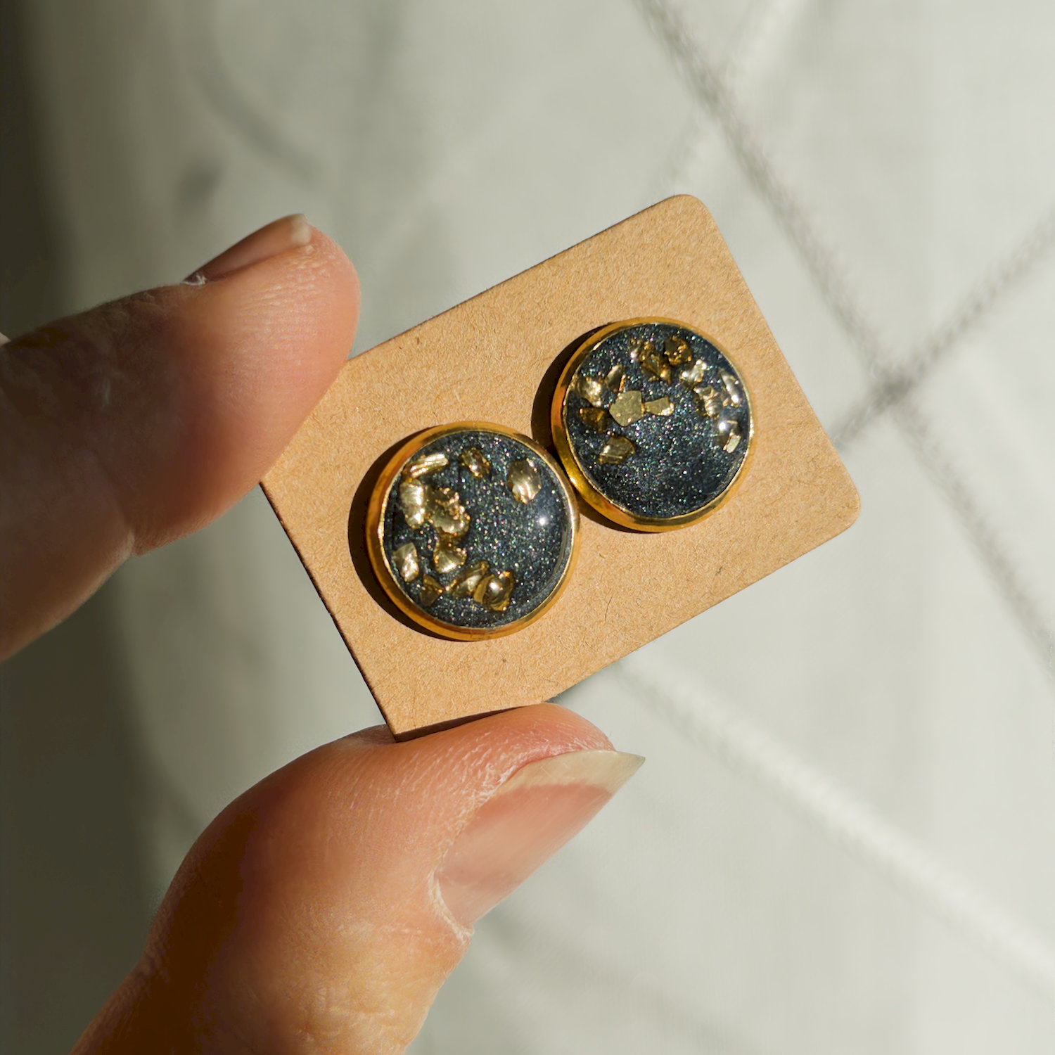 Ohrstecker, rund, grün, vergoldet, mittel, mit Rand