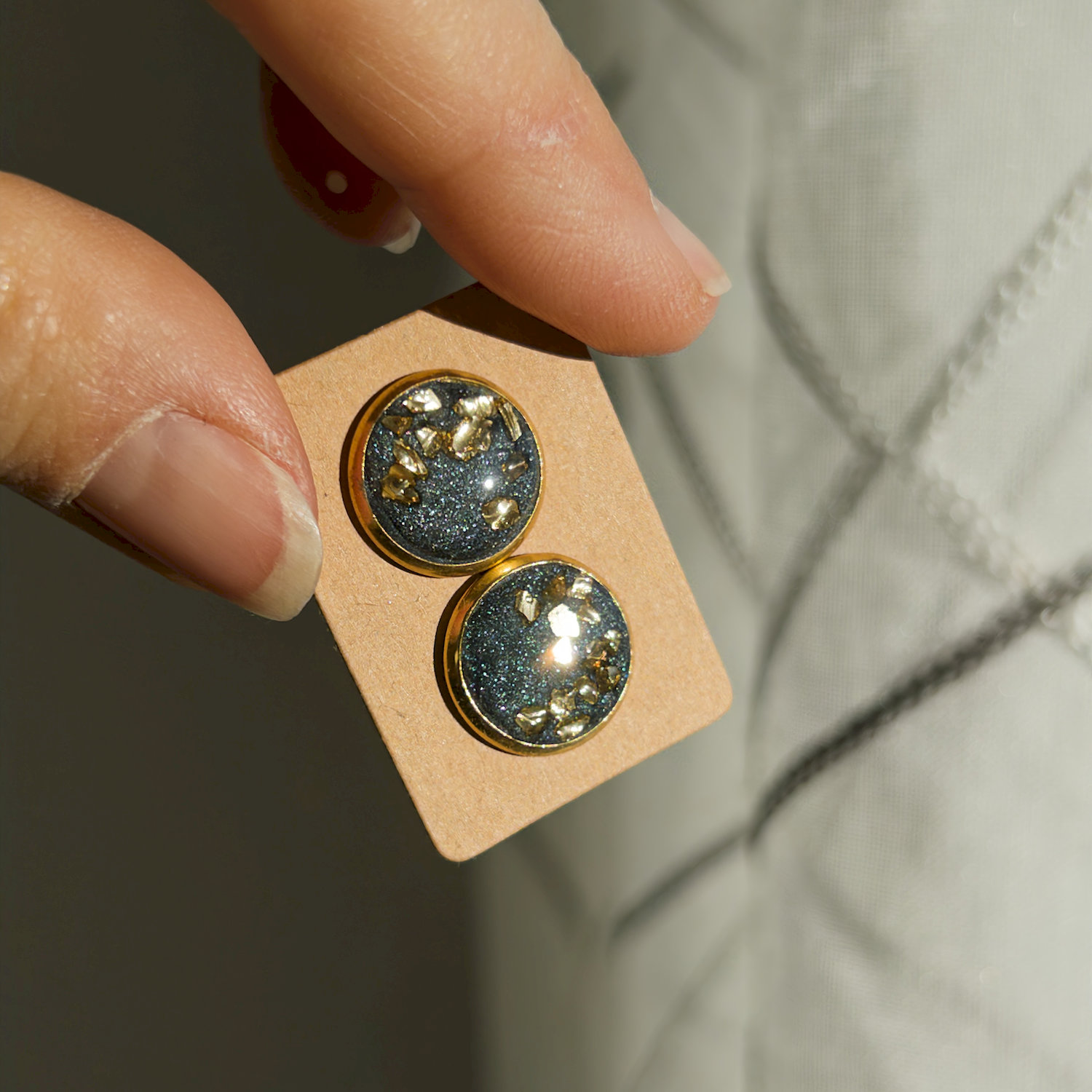 Ohrstecker, rund, grün, vergoldet, mittel, mit Rand