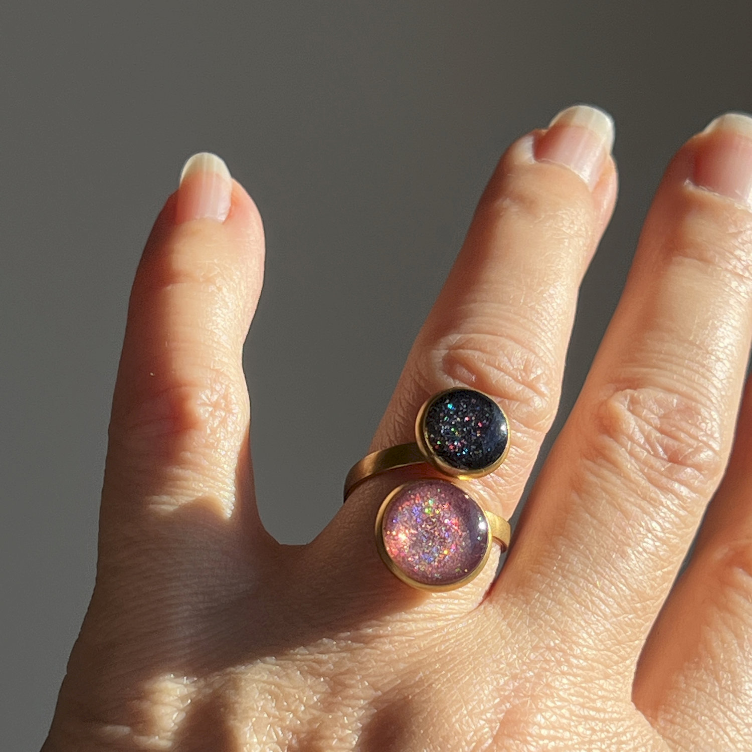 Ring, rund, pink-blau, Edelstahl, mittel, mit Rand
