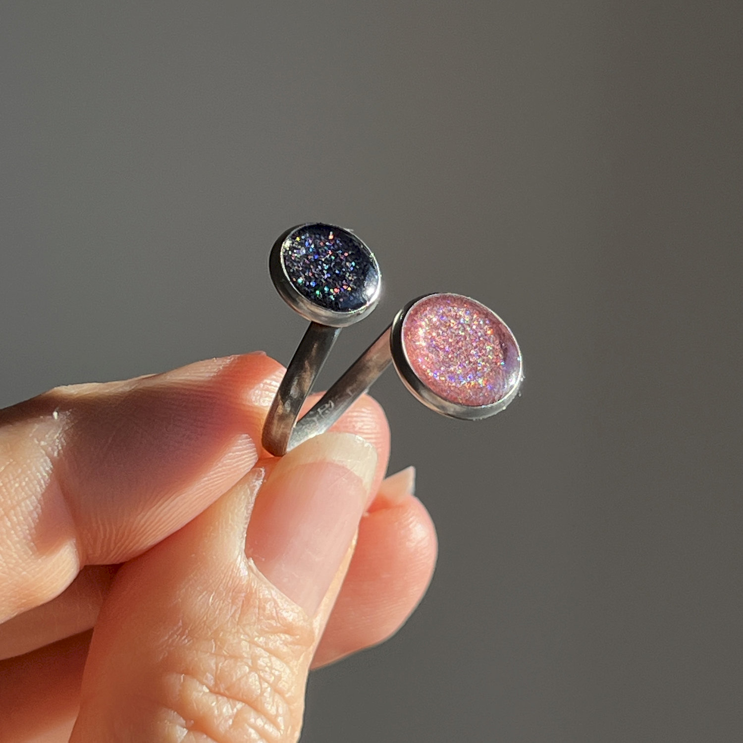 Ring, rund, pink-blau, Edelstahl, mittel, mit Rand