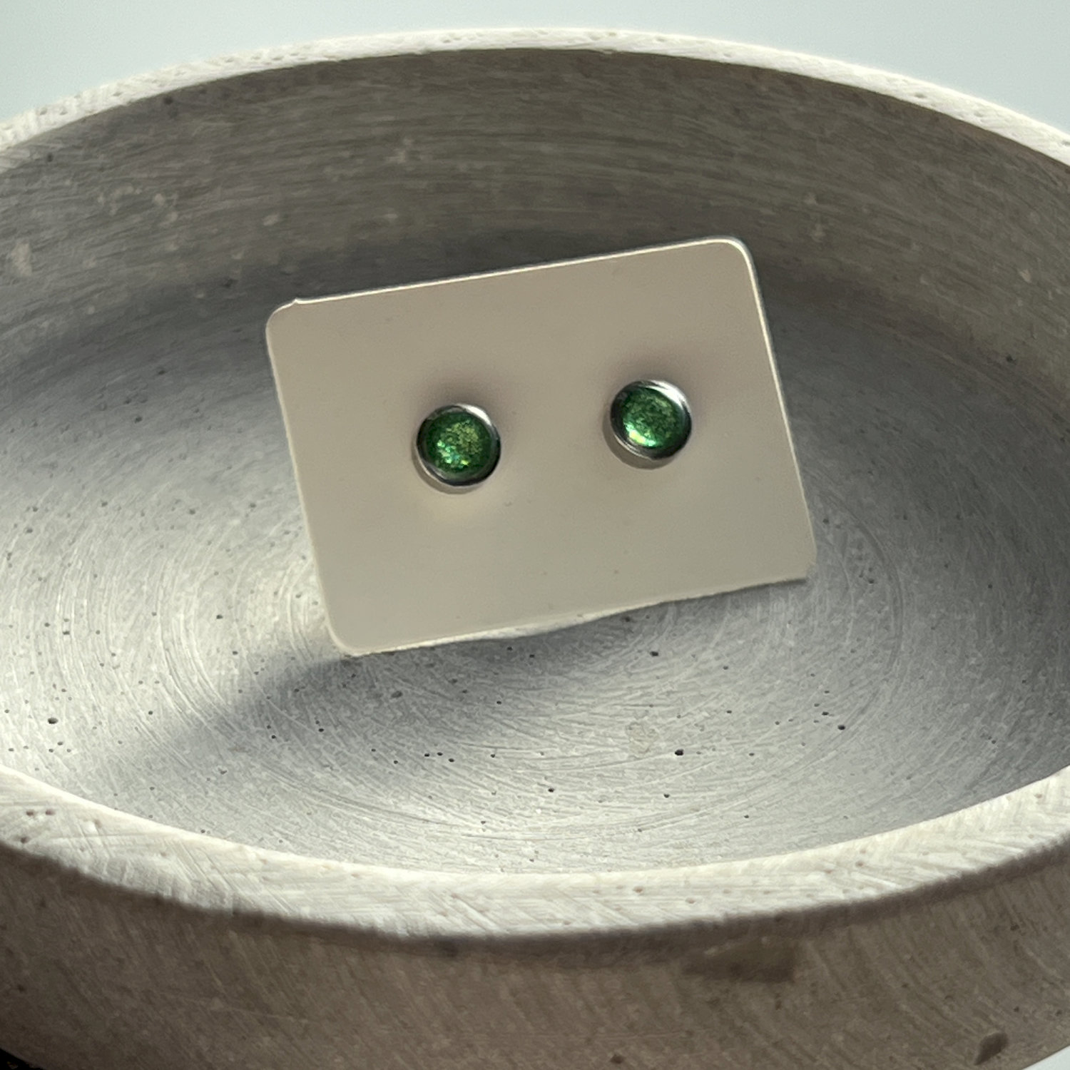 Ohrstecker, rund, grün, Edelstahl, klein, ohne Rand