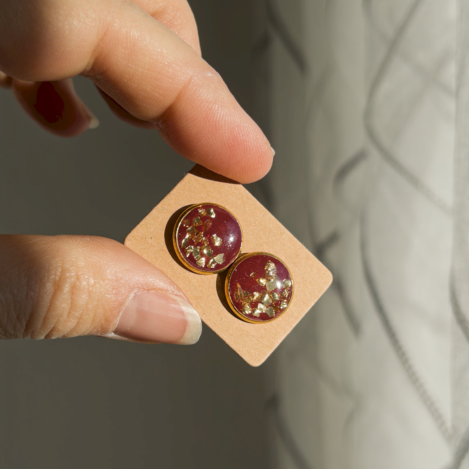 Ohrstecker, rund, rot, vergoldet, mittel, mit Rand