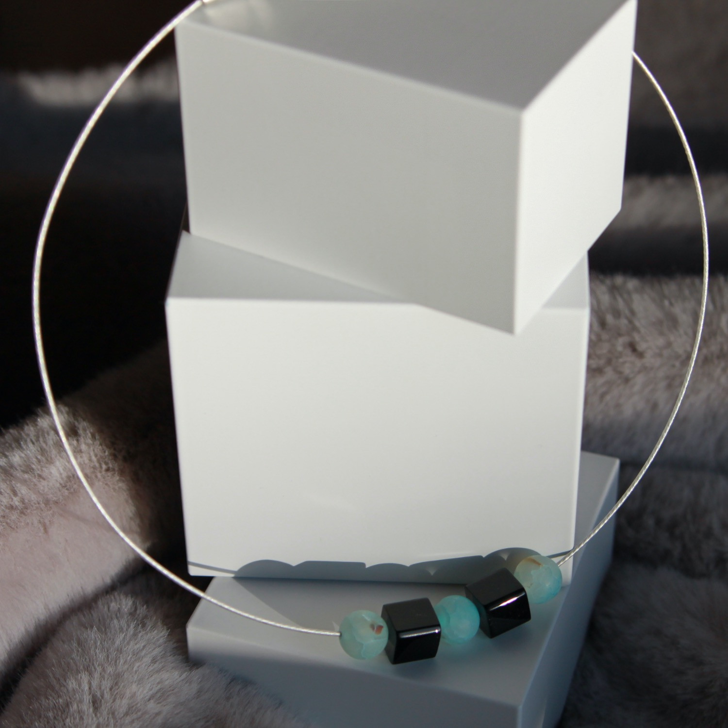 Halskette aus Draht mit Onyx-Perlen