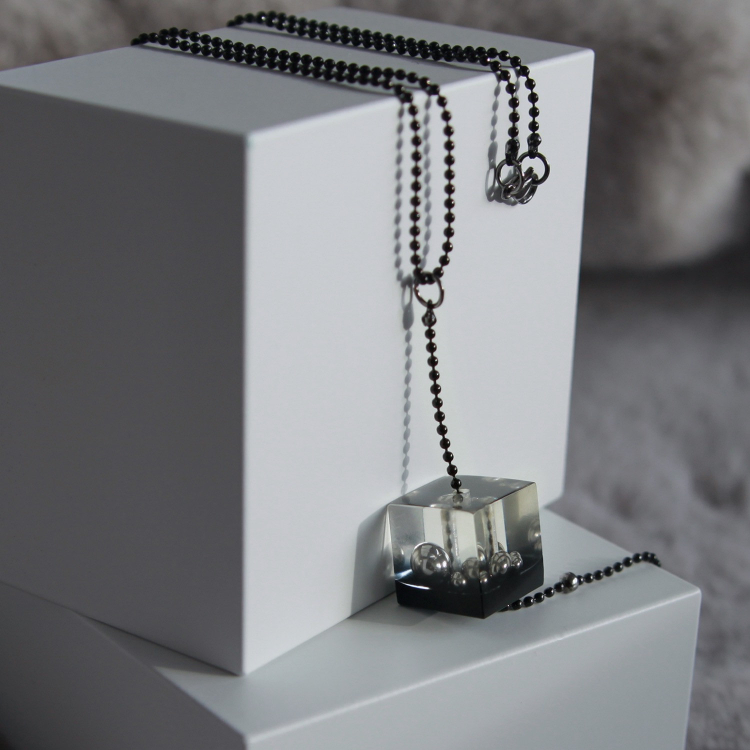 Halskette mit Anhänger Harz-Kugeln